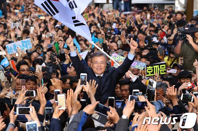 문재인 더불어민주당 대선 후보가 22일 부산 서면 젊음의 거리에서 열린 집중유세에서 지지자들의 환호에 손을 흔들며 화답하고 있다. 2017.4.22/뉴스1 &copy; News1 허경 기자