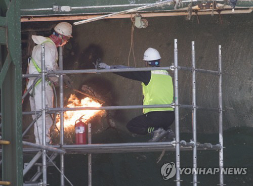 세월호 좌현 진입을 위해 천공 작업을 하고 있다./연합뉴스