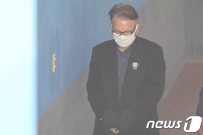 '문화계 블랙리스트' 김기춘 전 대통령 비서실장이 26일 오전 서울 서초구 중앙지방법원에서 열린 직권남용권리행사방해 등 7회 공판에 출석하고 있다. 2017.4.26/뉴스1 © News1 임세영 기자