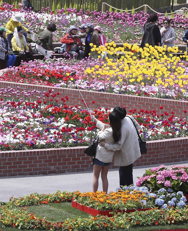 경기도 일산호수공원에서 열리는 고양국제꽃박람회에서 한 연인이 튤립정원을 배경으로 기념촬영하고 있다. 임현동 기자