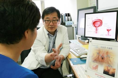 중앙대병원 비뇨기과 명순철 교수가 환자와 질환 상담을 하고 있다.[중앙대병원 제공=연합뉴스]