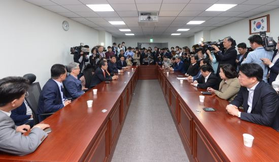 홍준표 자유한국당 대선후보가 1일 오후 서울 여의도 국회 의원회관에서 바른정당 비 유승민계 의원들과 회동하고 있다.  뉴시스