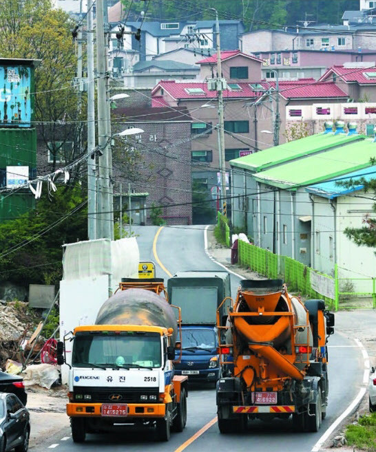 지난달 25일 경기도 광주시 오포읍의 한 빌라 밀집지역에서 레미콘 차량이 신축 빌라 공사장을 오가고 있다. 이 일대는 빌라가 우후죽순 늘어나며 교통난과 주차난에 시달리고 있다. /김연정 객원기자