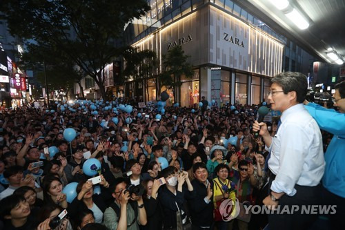 (서울=연합뉴스) 신준희 기자 = 바른정당 유승민 대선후보가 8일 오후 서울 명동거리에서 거리 유세를 하고 있다.     hama@yna.co.kr