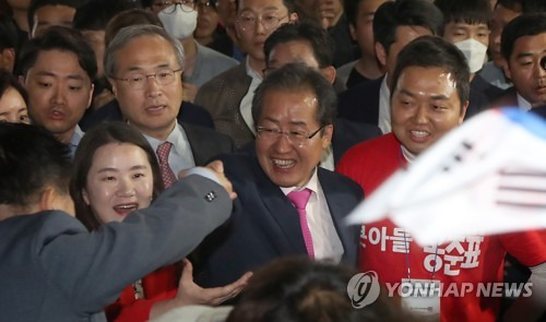 (서울=연합뉴스) 이상학 기자 = 자유한국당 홍준표 대선후보가 선거일을 하루 앞둔 8일 저녁 서울시 마포구 홍대 인근에서 열린 유세에서 젊은 유권자들에게 지지를 호소하고 있다.      leesh@yna.co.kr