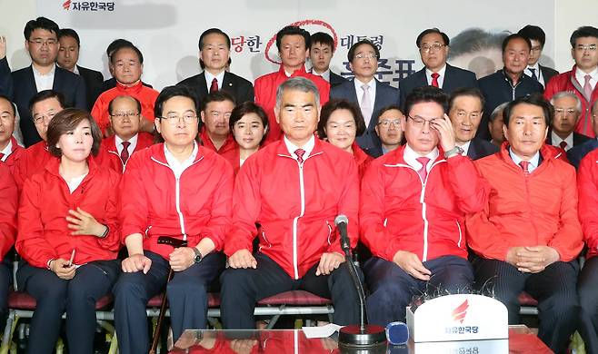 9일 오후 서울 여의도 자유한국당 당사 개표상황실에서 당 지도부가 침통한 표정을 하고 있다. 강정현 기자