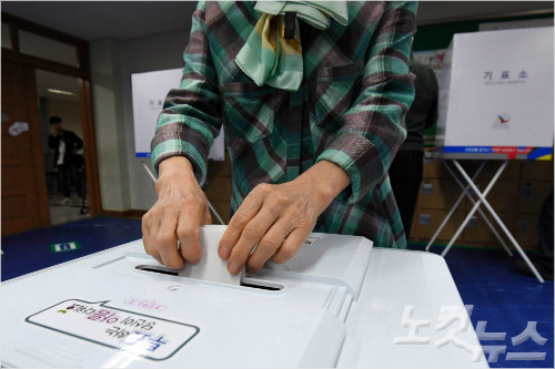 제19대 대통령 선거 투표일인 9일 오전 경기 고양시 덕양구 신원초에 마련된 원신동 제5투표소에서 시민들이 기표 후 투표용지를 투표함에 넣고 있다. 황진환기자