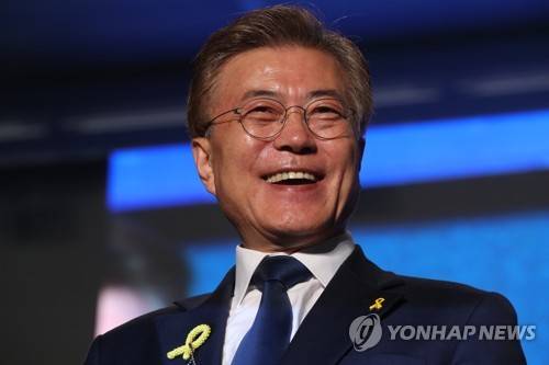 (서울=연합뉴스) 황광모 기자 = 문재인 대통령 당선인이 9일 오후 서울 세종로공원에서 열린 시민들과 함께하는 개표방송에서 밝게 웃고 있다.        2017.5.10      hkmpooh@yna.co.kr