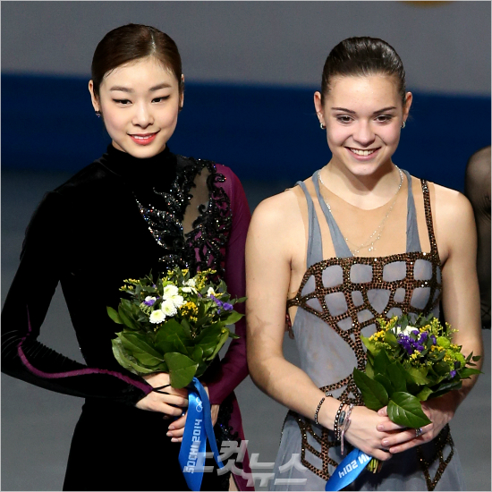 2014 소치올림픽 피겨 여자 싱글 시상식에서 김연아(왼쪽)가 러시아의 아델리나 소트니코바와 함께 포즈를 취한 모습.(자료사진=대한체육회)