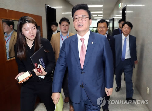 (서울=연합뉴스) 안정원 기자 = 자유한국당 정우택 당대표 권한대행 겸 원내대표가 12일 오전 국회 원내대표회의실에서 비상대책위원들과 간담회를 마친 뒤 취재진의 질문을 받고 있다. jeong@yna.co.kr