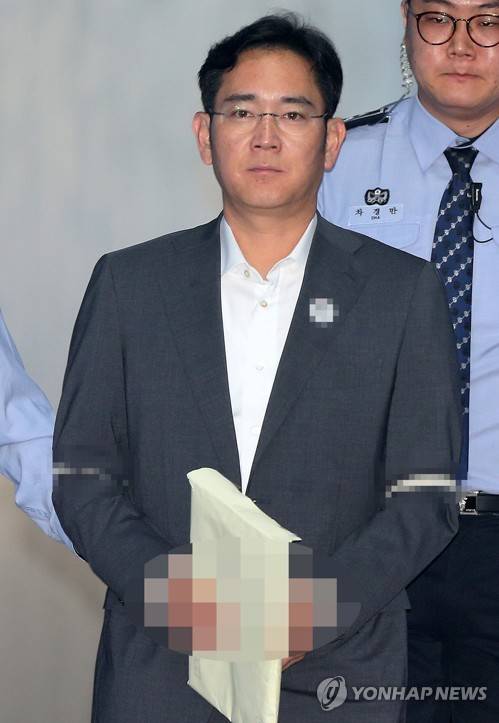 (서울=연합뉴스) 손형주 기자 = 최순실씨 측에 400억원대 뇌물을 건네거나 약속한 혐의로 구속기소 된 이재용 삼성전자 부회장이 12일 오전 서울 서초구 서울중앙지방법원에서 열린 공판에 출석하기 위해 호송차에서 내려 법정으로 향하고 있다. 2017.5.12       handbrother@yna.co.kr