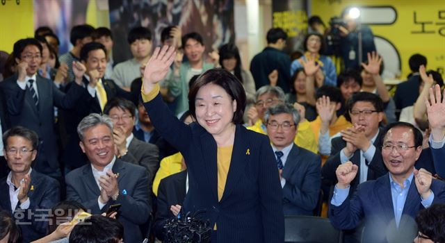 심상정 정의당 후보가 9일 밤 서울 여의도 정의당  개표선거상황실을 찾아  심상정을 연호 하는 당원들에게 손을 들어 인사 하고 있다. 신상순 선임기자 ssshin@hankookilbo.com