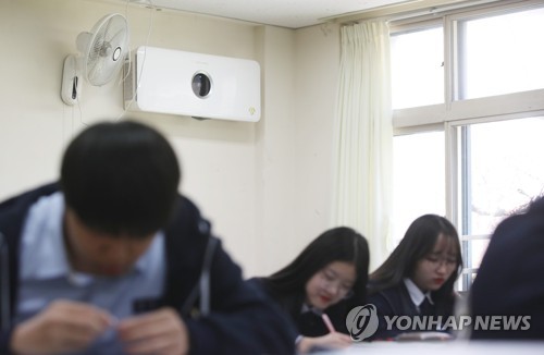 서울 시내 한 고등학교 교실에 미세먼지 제거를 위한 공기청정기가 설치돼 있다. [연합뉴스 자료사진]