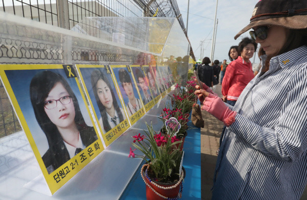 세월호 선체 수색과정에서 미수습자인 단원고 조은화 양으로 추정되는 유해가 발견된 13일 오후 세월호가 거치된 목포신항이 추모 시민들로 붐비고 있다. 연합뉴스