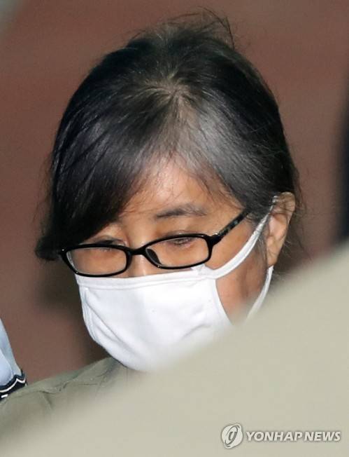 (서울=연합뉴스) 임헌정 기자 = '비선실세' 최순실 씨가 15일 서울 서초구 서울중앙지법에서 열린 '삼성 430억원대 뇌물' 8회공판에 출석하며 법정으로 향하고 있다. 2017.5.15      kane@yna.co.kr