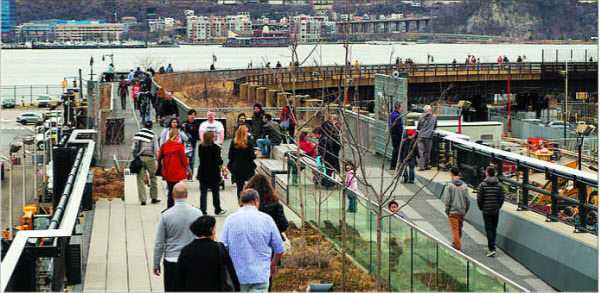 뉴욕 명물이 된 '廢철로 공원' 미국 뉴욕 시민들이 하이라인(High Line) 공원에서 산책하고 있다. 과거 못 쓰는 고가 철로였던 이곳은 2009년 공원으로 탈바꿈하자 연간 400만명 이상이 찾는 뉴욕의 명물이 됐다. /Frank Schulenburg·위키피디아