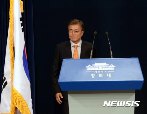 【서울=뉴시스】전진환 기자 = 문재인 대통령이 19일 오후 신임 헌법재판소장 지명 발표를 위해 청와대 춘추관 대브리핑룸으로 입장하고 있다. 2017.05.19.   amin2@newsis.com