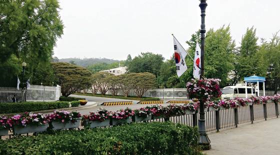 청와대 앞을 가로지르는 도로. 서촌과 북촌을 잇는 도로지만 시민들에겐 낯선 곳이다. 사진·신승민