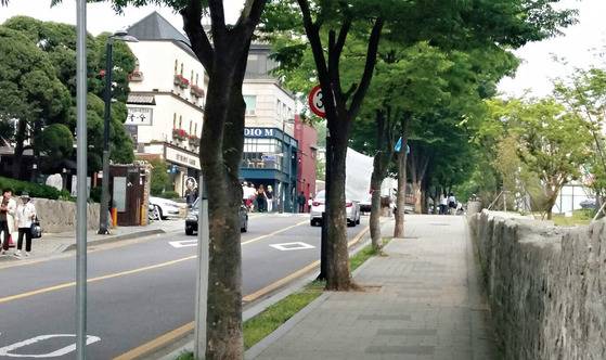 평일 오후 경복궁에서 북촌으로 가는 길. 청와대 집무실이 떠나면 북촌에도 많은 변화가 예상된다. 사진·중앙포토