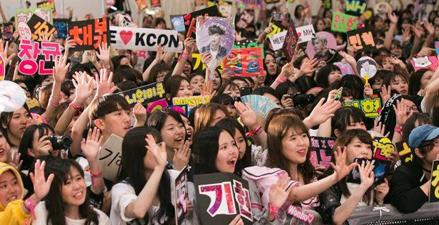 KCON 2017 JAPAN Kポップ歌手を見て歓呼する観客たち. [CJ E&M 提供]