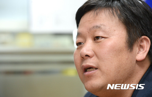 【서울=뉴시스】권현구 기자 = '박근혜정권 퇴진 비상국민행동'에서 공동 대변인을 맡은 안진걸 참여연대 공동사무처장이 18일 오후 서울 종로구 참여연대 회의실에서 뉴시스와 인터뷰를 하고 있다. 2017.05.21.   stoweon@newsis.com