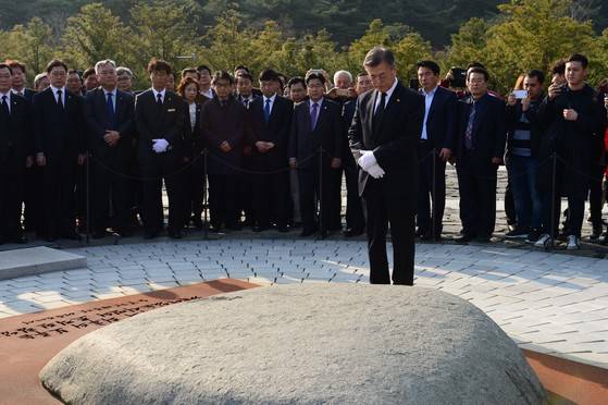 지난 4월 문재인 대통령이 봉하마을 노무현 전 대통령 묘역을 참배하고 있다. 오종택 기자