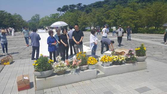 노무현 대통령 묘역 헌화대에 참배를 마친 추모객들이 놓고 간 국화꽃과 꽃바구니들. 위성욱 기자