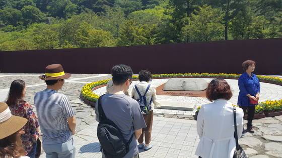 노무현 전 대통령 묘역 너럭바위 앞에서 추모객들이 참배를 하고 있다. 위성욱 기자