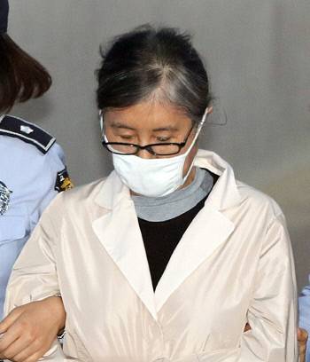 22일 최순실씨가 서울중앙지법에서 열린 공판에 출석하고 있다.  연합뉴스