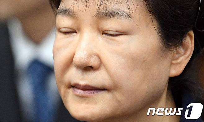 지난 5월23일 박근혜 전 대통령이 법정에서 눈을 감고 재판 시작을 기다리고 있다. © News1