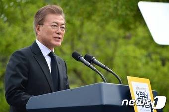 문재인 대통령이 23일 경남 김해 진영읍 봉하마을에서 열린 고(故) 노무현 전 대통령 8주기 추도식에 참석해 추도사를 하고 있다. 2017.5.23/뉴스1 © News1 사진공동취재단