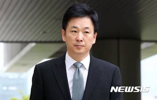 【서울=뉴시스】권현구 기자 = 박근혜 전 대통령의 첫 재판이 열리는 23일 오전 박 전 대통령의 변호 유영하 변호사가 서울 서초구 서울중앙지방법원에 들어서고 있다. 2017.05.23.   photo@newsis.com