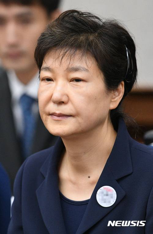 【서울=뉴시스】사진공동취재단 = 박근혜 전 대통령이 23일 서울 서초구 서울중앙지법 417호 대법정에서 재판 시작을 기다리고 있다.   박 전 대통령은 지난 3월 31일 서울구치소에 수감된지 53일만에 모습을 드러냈다. 2017.05.23.    photo@newsis.com