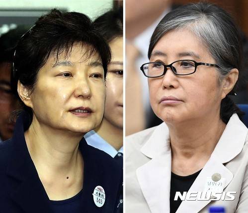 【서울=뉴시스】사진공동취재단 = 첫 여성 대통령이자 최초로 탄핵된 박근혜(왼쪽) 전 대통령과 그의 40년 지기이자 국정농단 사건 핵심인 최순실 씨가 23일 오전 서울 서초구 서울중앙지방법원 417호 대법정에서 열린 첫 공판에 나란히 앉아 있다. 2017.05.23.  photo@newsis.com