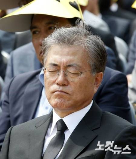 故노무현 전 대통령 서거 7주기 추도식이 엄수된 지난해 5월 23일 오후, 경남 김해시 진영읍 봉하마을에서 문재인 당시 더불어민주당 전 대표가 눈을 감고 생각에 잠겨 있다. (사진=윤창원 기자)