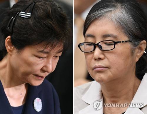 재판장의 박근혜와 최순실  (서울 사진공동취재단=연합뉴스) 삼성 등 대기업에서 뇌물을 받은 혐의 등으로 구속기소 된 박근혜 전 대통령과 '40년 지기' 최순실 씨가 23일 오전 서울중앙지법 417호 법정에 출석해 재판에 임하고 있다. 2017.5.23  photo@yna.co.kr