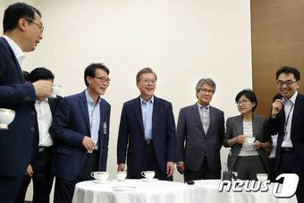 문재인 대통령이 25일 오전 청와대 여민관 소회의실에서 열린 수석보좌관회의에 앞서 수석비서관 등과 차를 마시며 자유롭게 대화하고 있다. (청와대) 2017.5.25/뉴스1 © News1 이광호 기자