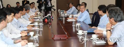 (서울=연합뉴스) 백승렬 기자 = 문재인 대통령이 25일 청와대 여민관 소회의실에서 수석보좌관회의를 주재하고 있다. 2017.5.25      srbaek@yna.co.kr