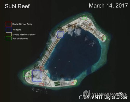 (서울=연합뉴스) 27일(현지시간) 미국 전략국제문제연구소(CSIS) 산하 '아시아 해양 투명성 이니셔티브'(AMTI)에 따르면 중국이 주변국과 영유권 분쟁을 벌이는 남중국해 인공섬 3곳에 짓는 군사시설이 완공단계에 접어든 것으로 나타났다. 사진은 군사시설이 건설 중인 남중국해 중국 인공섬 수비 암초 위성사진. 2017.3.28 [AMTI 제공=연합뉴스]    photo@yna.co.kr