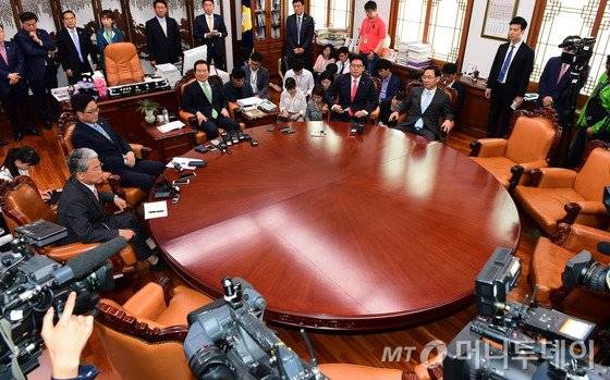 정세균 국회의장과 여야 4당 원내대표가 채택이 무산된 이낙연 국무총리 후보자 청문보고서 논의를 위해 29일 오전 국회의장실에서 회동을 하고 있다. 왼쪽부터 국민의당 김동철, 더불어민주당 우원식 원내대표, 정 의장, 자유한국당 정우택, 바른정당 주호영 원내대표./사진 제공=뉴스1