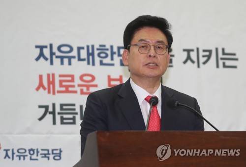 (서울=연합뉴스) 안정원 기자 = 자유한국당 정우택 당대표권한대행 겸 원내대표가 29일 오후 국회 의원회관에서 열린 의원총회에서 인사말을 하고 있다.  jeong@yna.co.kr