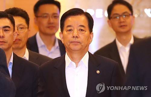 (영종도=연합뉴스) 하사헌 기자 = 주한미군 사드 발사대 보고누락 파문의 중심에 있는 한민구 국방부 장관이  제16차 아시아 안보회의 참석을 위해  2일 오전 인천공항을 통해 싱가포르로 출국하고 있다. toadboy@yna.co.kr