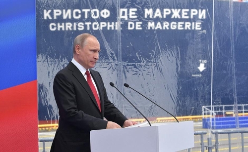 지난 3일(현지시간) 러시아 상트페테르부르크에서 열린 세계 최초 쇄빙LNG선 명명식에서 블라디미르 푸틴 대통령이 기념사를 낭독하고 있다. [대우조선 제공=연합뉴스]