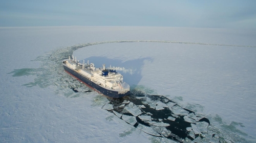대우조선해양이 세계 최초로 건조한 쇄빙LNG선이 얼음을 깨면서 운항하고 있다. [대우조선 제공=연합뉴스]