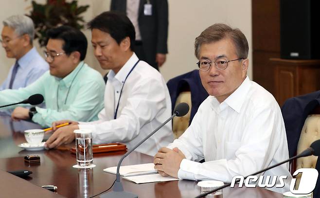문재인 대통령이 5일 오후 청와대 여민관 소회의실에서 열린 수석보좌관회의에 참석하고 있다. (청와대 제공) 2017.6.5/뉴스1 © News1 성동훈 기자