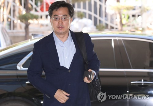 (서울=연합뉴스) 김도훈 기자 = 김동연 경제부총리 겸 기획재정부 장관 후보자가 5일 오전 서울 중구 예금보험공사에 마련된 청문회 준비 사무실로 출근하고 있다.       superdoo82@yna.co.kr