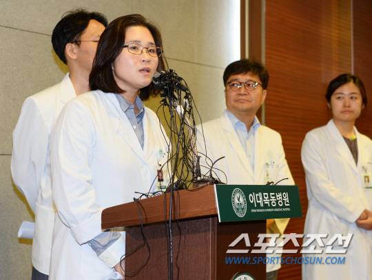 7일 오후 서울 양천구 목동 이대목동병원 대회의실에서 빅뱅 탑(최승현) 관련 브리핑이 열렸다. 탑의 치료를 맡은 의료진이 합동으로 브리핑을 했다. 주치의의 응급의학과 이덕희 교수가 질문에 답하고 있다.     입대 전 대마초 흡연 혐의로 불구속 기소된 탑은 6일 서울지방경찰청 4기동단 부대 안에서 약물 과다복용으로 추정되는 증세를 보여 입원했다. 정재근 기자 cjg@sportschosun.com/2017.06.07/