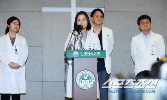 7일 오후 서울 양천구 목동 이대목동병원 대회의실에서 빅뱅 탑(최승현) 관련 브리핑이 열렸다. 탑의 치료를 맡은 의료진이 합동으로 브리핑을 했다. 주치의인 응급의학과 이덕희 교수가 질문에 답하고 있다.     입대 전 대마초 흡연 혐의로 불구속 기소된 탑은 6일 서울지방경찰청 4기동단 부대 안에서 약물 과다복용으로 추정되는 증세를 보여 입원했다. 정재근 기자 cjg@sportschosun.com/2017.06.07/