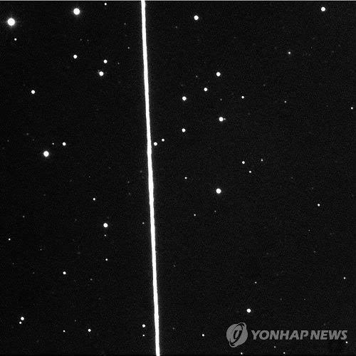 (대전=연합뉴스) 한국천문연구원은 16일 새벽 지름 45m 크기의 소행성 '2012 DA14'가 지구를 스쳐 지나갔다고 밝혔다. 사진은 천문연이 60초 간격으로 촬영한 2012 DA14의 밤하늘에서의 모습. 2013.2.16. <<한국천문연구원 제공>>