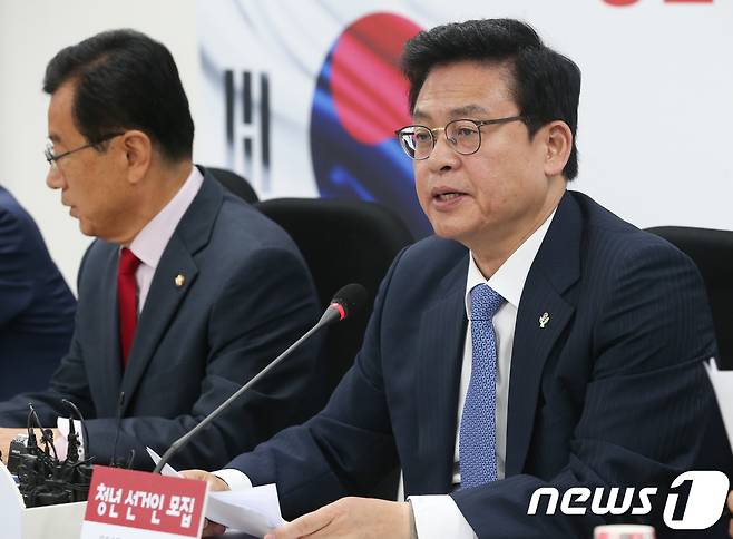 정우택 자유한국당 대표 권한대행 겸 원내대표가 8일 서울 여의도 국회에서 열린 원내대책회의에서 모두발언을 하고 있다. 2017.6.8/뉴스1 © News1 허경 기자